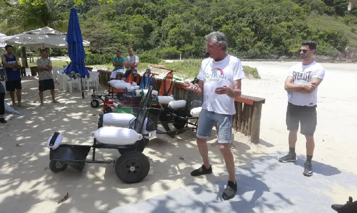 Guarujá recebe treinamento do Programa Praia Acessível e ganha seis cadeiras anfíbias