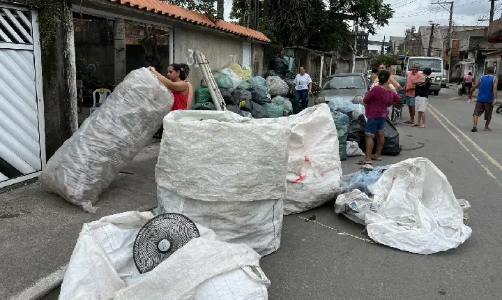 Guarujá retira mais de 800 kg  de plástico do meio ambiente