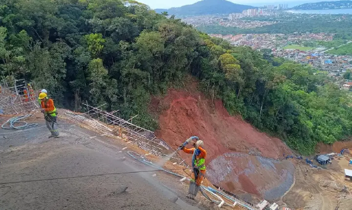 Guarujá usa rapel em obras do  Morro Barreira do João Guarda