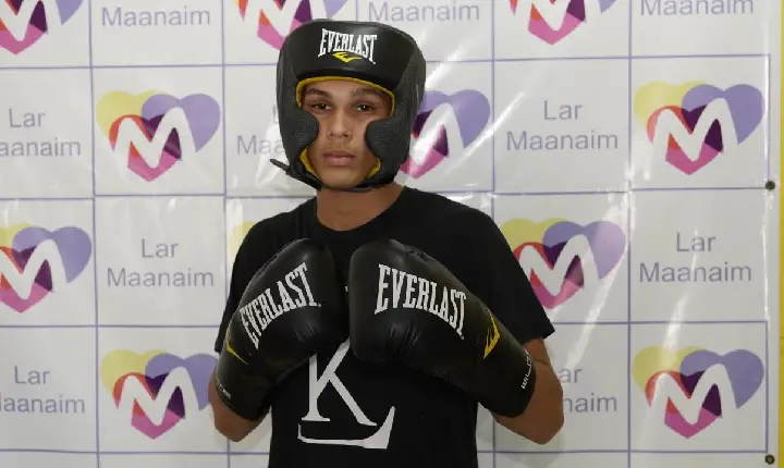 Jovem acolhido no Lar  Maanaim vence torneio de boxe