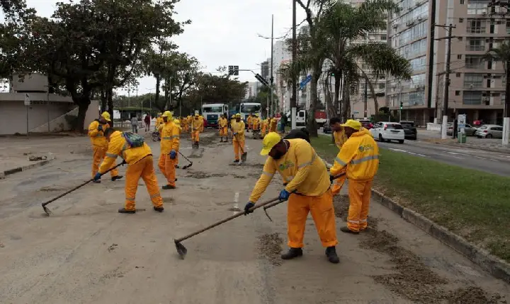Limpeza na orla de Santos é reforçada após intensa ressaca. Estado de alerta se mantém