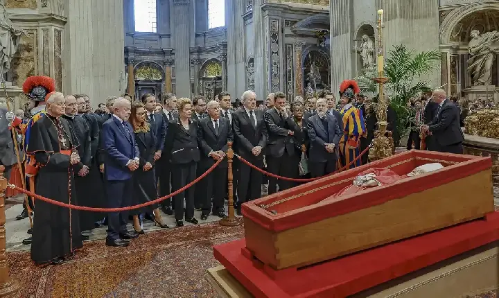 Lula presta homenagem ao papa Francisco em velório no Vaticano