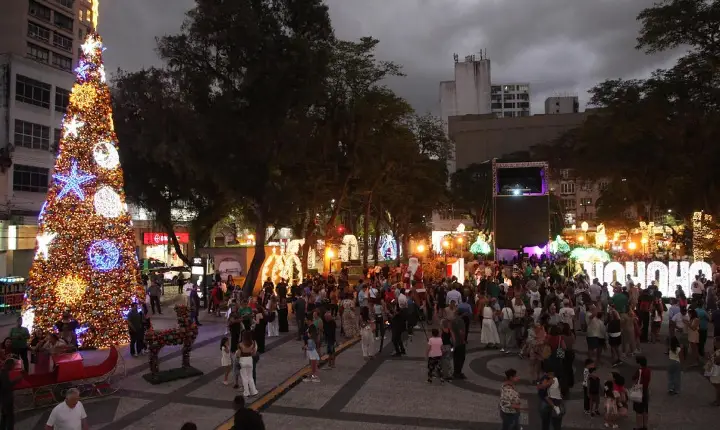 Magia do Natal Criativo já ocupa o Centro de Santos.