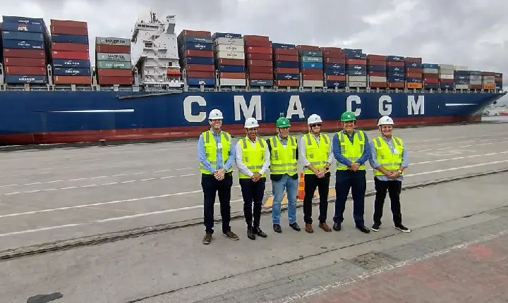 Maior navio em comprimento a entrar no Porto atraca em Guarujá