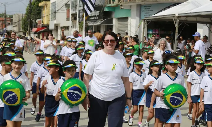 Mais de 2 mil alunos participam de  desfile cívico no Perequê, em Guarujá