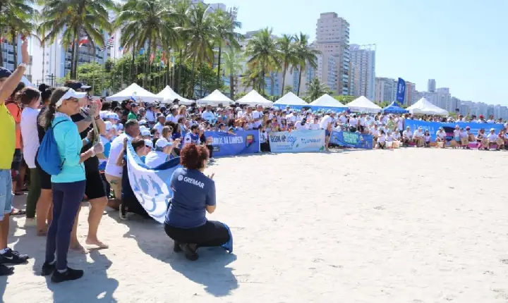 Mais de mil voluntários se juntam em mutirão de limpeza e conscientização na praia de Santos