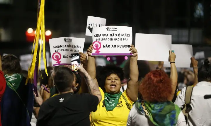 Manifestantes vão às ruas contra PL que equipara aborto a homicídio