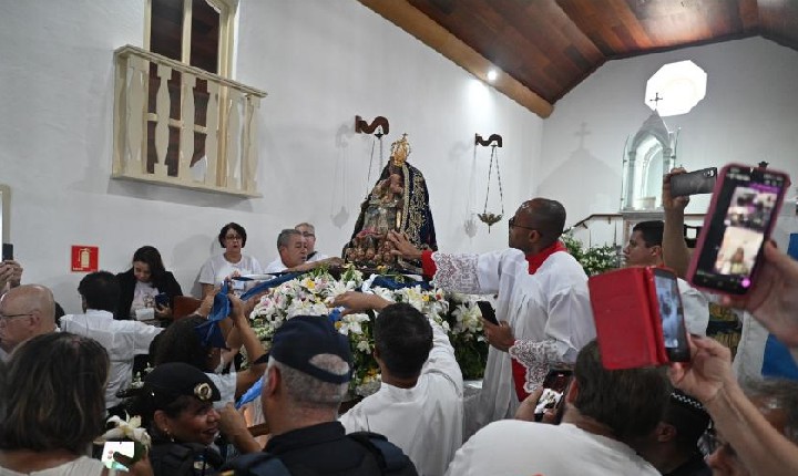 Milhares de fiéis caminham com Nossa Senhora do Monte Serrat e celebram a Padroeira de Santos