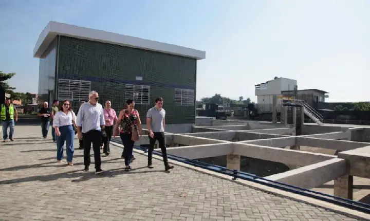 Moradores conhecem funcionamento de estação elevatória contra enchentes na Zona Noroeste de Santos