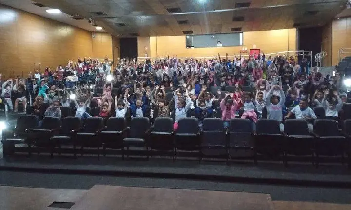 Mostra de desenhos dos anos 90 leva  200 crianças de Guarujá ao Procópio Ferreira