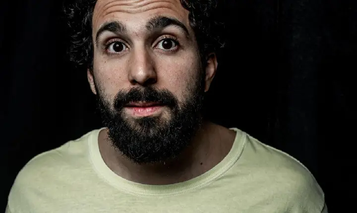 Murilo Couto lota Teatro Procópio Ferreira, em Guarujá