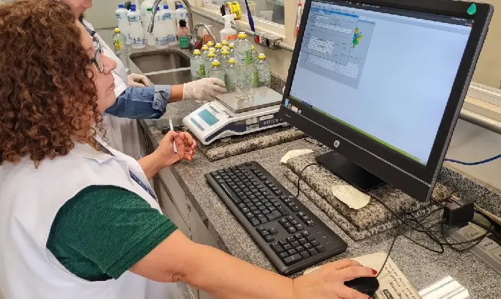 “Operação Casa Limpa” do Ipem-SP detecta erros em 35% dos produtos de limpeza examinados em laboratório
