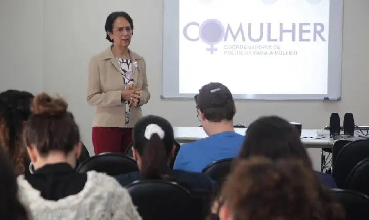 Palestra em Santos exemplifica formas de combate à violência contra a mulher