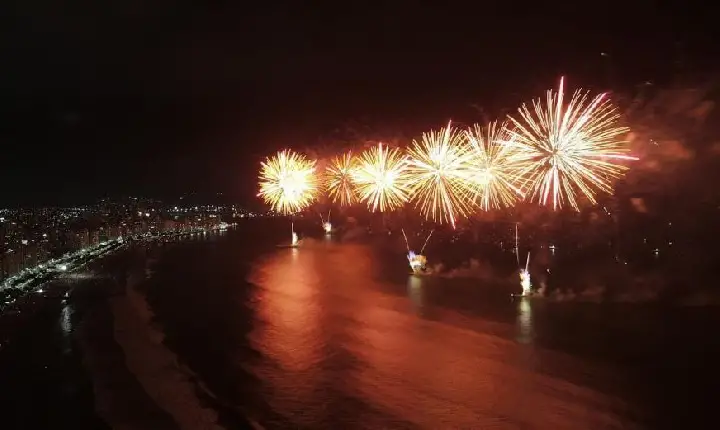Pela primeira vez, navio de passageiros ancora para assistir à queima de fogos do réveillon santista