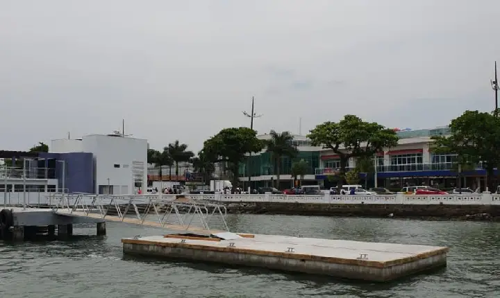 Píer de acessibilidade a embarcações em Santos é fixado e entra em fase de testes