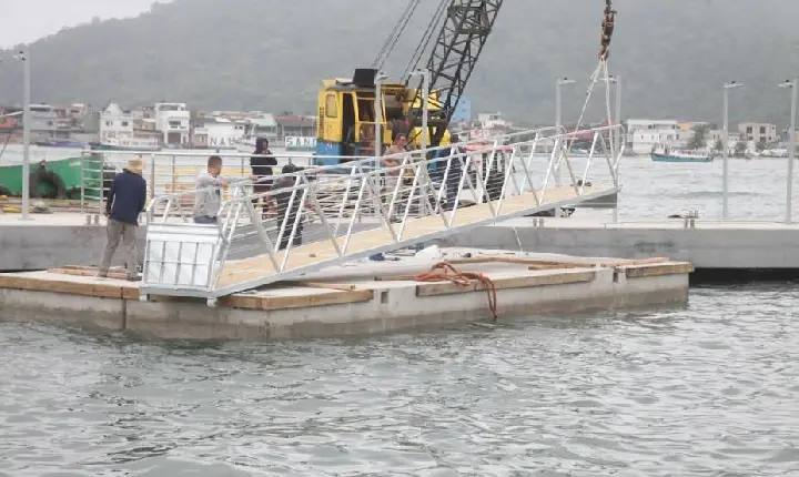 Ponte Edgard Perdigão, na Ponta da Praia, em Santos, já conta com píer flutuante acessível para cadeirantes