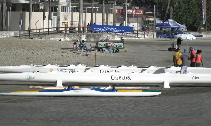 Praia das Astúrias já tem nova base de treinamento de canoa havaiana