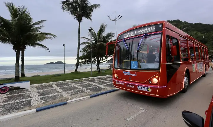 Preço do ônibus turístico em Guarujá está mais barato nestas férias de julho