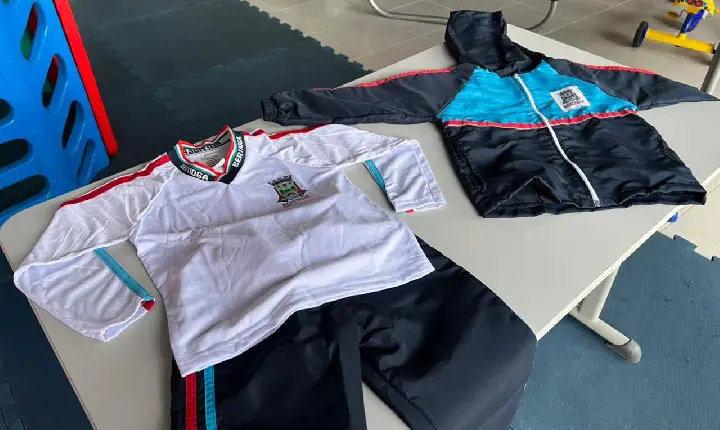Prefeitura de Bertioga entrega mais de 9 mil kits de uniforme de inverno para a rede municipal