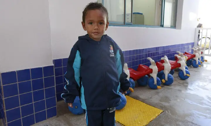 Prefeitura de Guarujá inicia entrega do uniforme de  inverno aos alunos da rede municipal