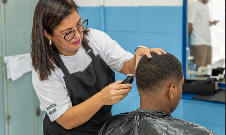 Prefeitura de Guarujá leva cidadania ao Cantagalo com ações de orientação e serviços à comunidade