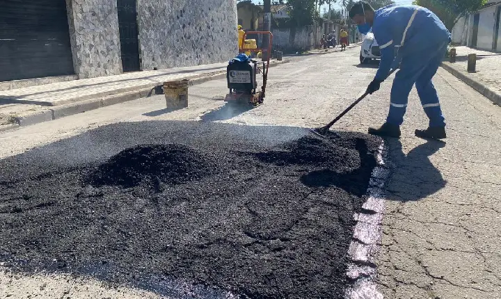 Prefeitura realiza operação tapa-buraco  no percurso dos ônibus municipais