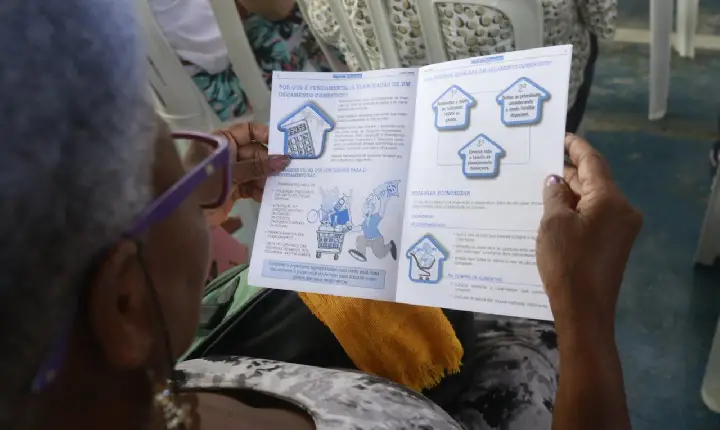 Procon Guarujá tira dúvidas dos consumidores na Vila Zilda