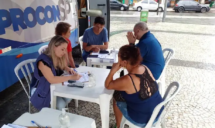 Procon Móvel atende e conscientiza consumidores e comerciantes na Praça Mauá, em Santos