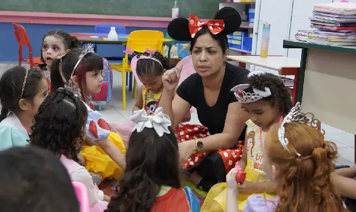 Professora de Guarujá utiliza natureza como principal aliada em sala de aula