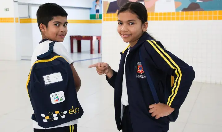 Projeto ‘Ler e Reler’ distribui mochilas com livros paradidáticos a alunos da rede municipal de São Vicente