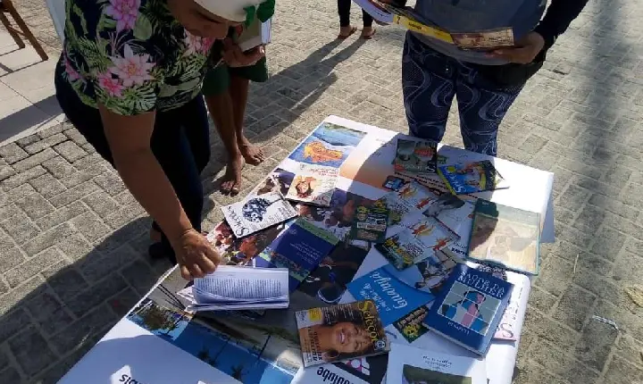 Projeto Poesia na Praia doa 150 livros na Enseada