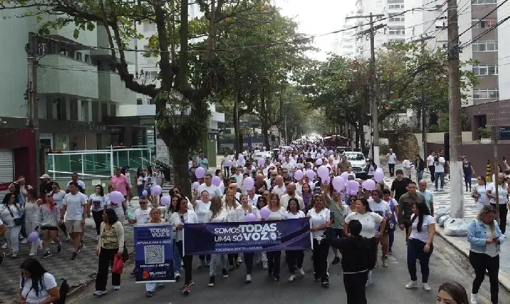 Quase mil pessoas participam de caminhada pelo fim da violência contra a mulher em Guarujá