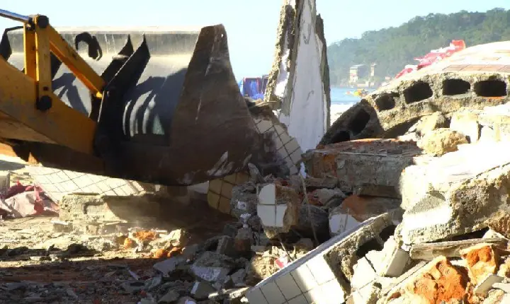 Quiosques do Gonzaguinha, em São Vicente, começam a ser demolidos nesta quinta-feira (23)