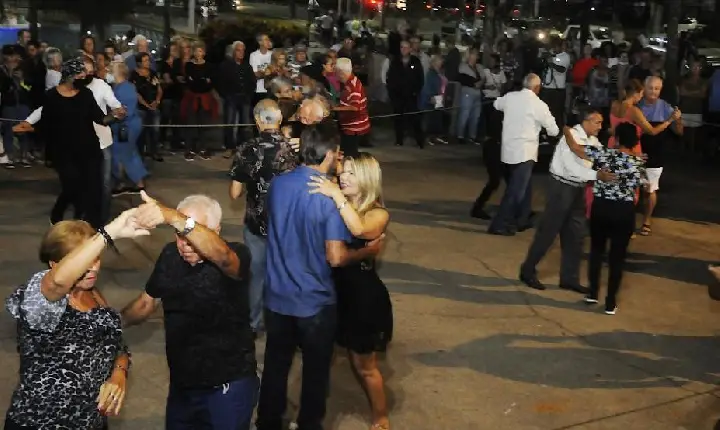 Santos dá início a bailes semanais na Nova Cintra e Jardim Botânico
