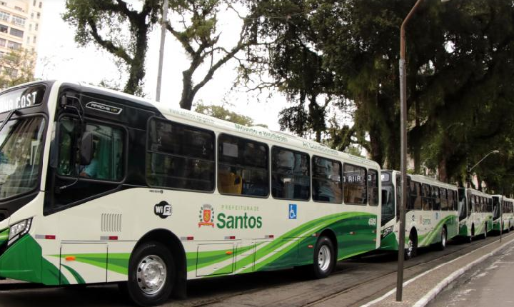 Santos entrega 18 novos ônibus e chega a 25% da frota com tecnologia mais limpa