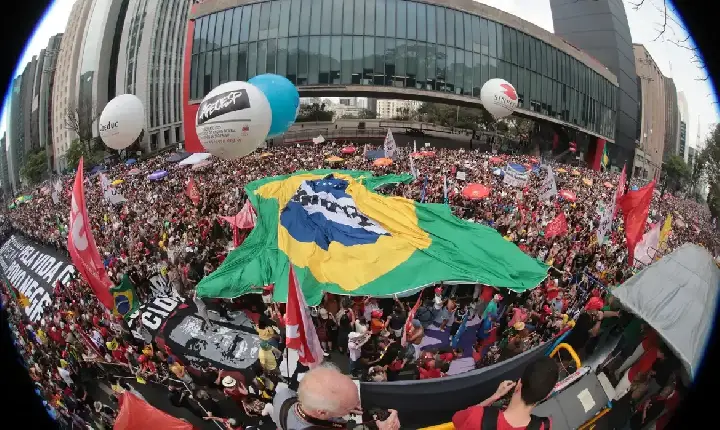 São Paulo tem 42 mil pessoas em ato contra PEC da Blindagem e anistia