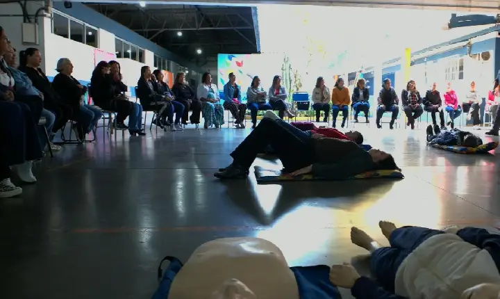 Segurança em primeiro lugar: Educadores de creche se capacitam em primeiros socorros