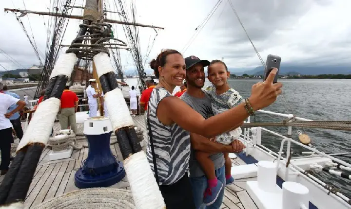 Veleiro Cisne Branco recebe visitação no Porto de Santos nesta quinta (6)