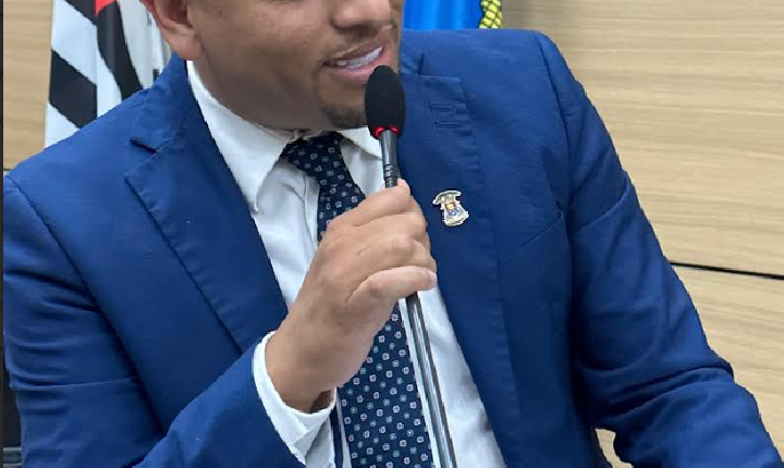 Vereador Santiago Angelo garante em lei direito de gestante a fisioterapeuta durante o parto em Guarujá