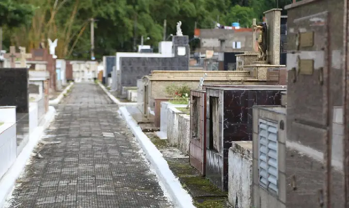 Zoonoses de Guarujá realiza ação de controle de pragas nos três cemitérios municipais