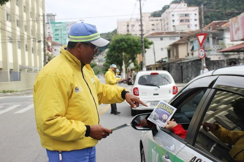 Campanha em Santos orienta motoristas em mais cinco cruzamentos com rotatórias