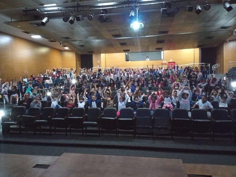 Mostra de desenhos dos anos 90 leva  200 crianças de Guarujá ao Procópio Ferreira
