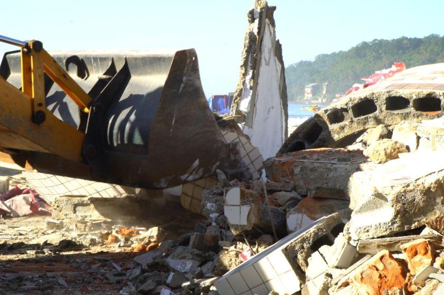 Quiosques do Gonzaguinha, em São Vicente, começam a ser demolidos nesta quinta-feira (23)