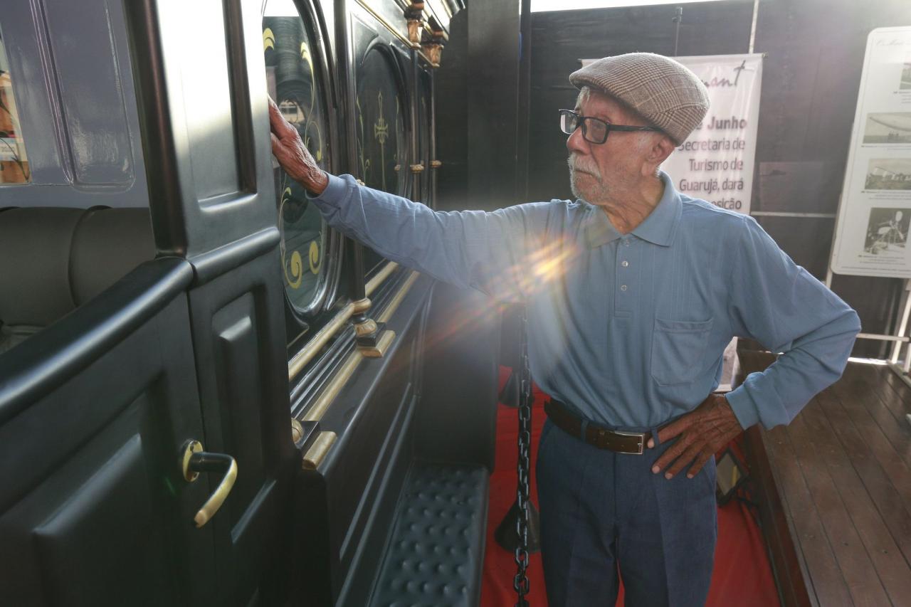 Restaurador do carro fúnebre de Santos Dumont  se emociona ao rever o veículo em exposição