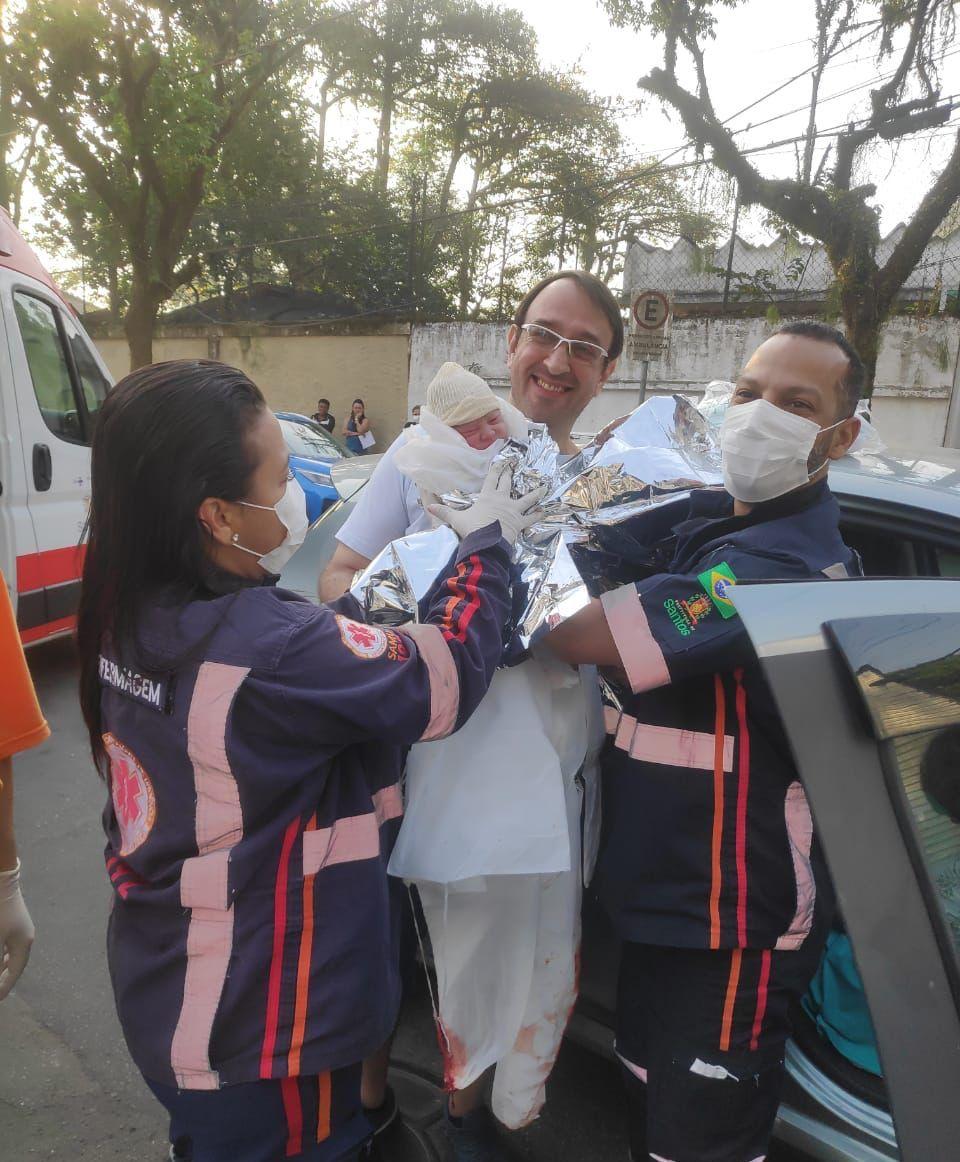 Bebê nasce dentro de carro e recebe primeiros cuidados de equipes de saúde em Santos