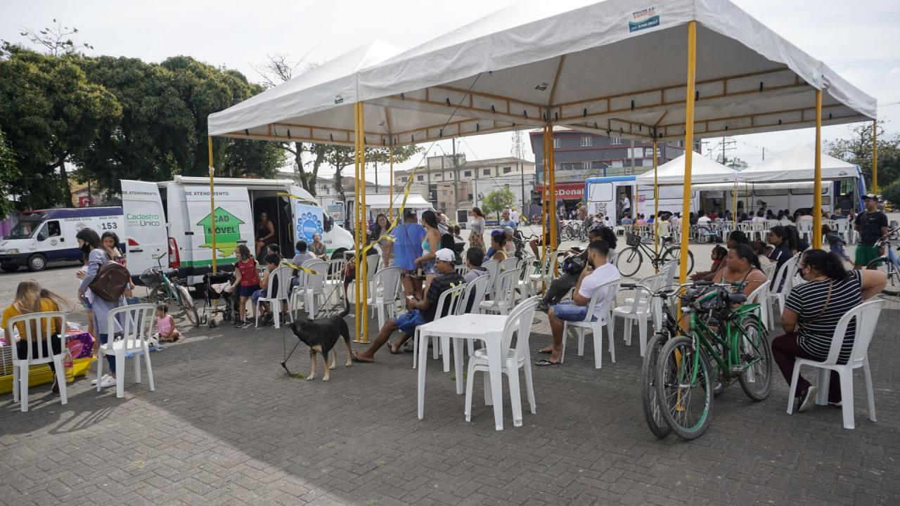 Guarujá soma mais de mil atendimentos  em ação com diversos serviços, na Praça 14 Bis