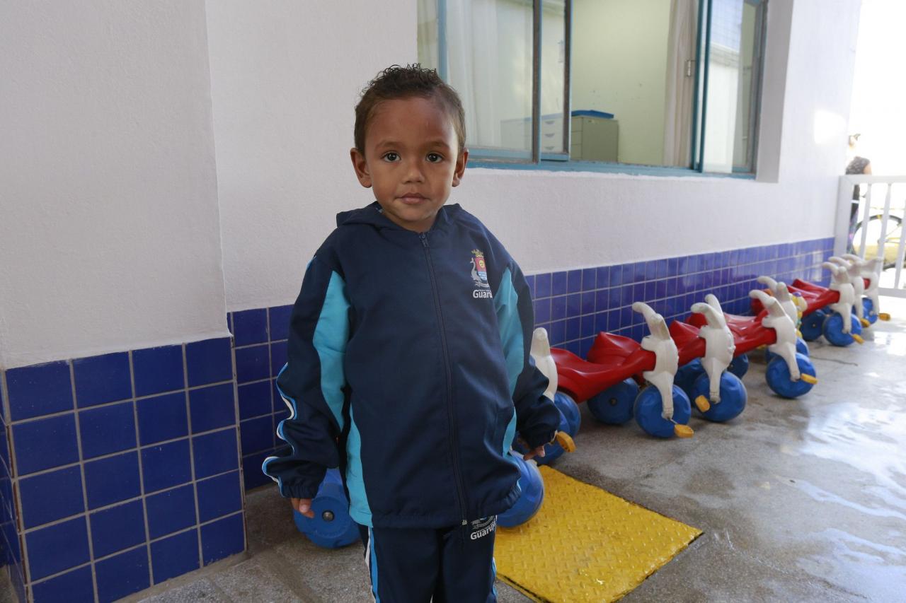 Prefeitura de Guarujá inicia entrega do uniforme de  inverno aos alunos da rede municipal