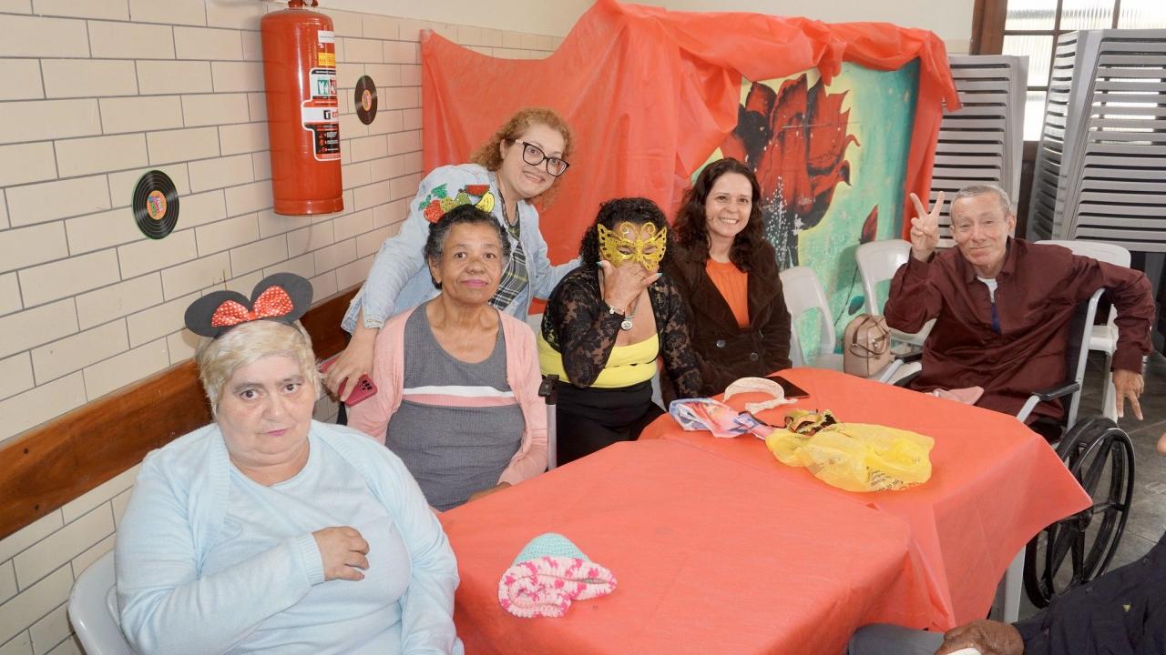Baile à fantasia encerra Semana  Municipal do Idoso, em Guarujá