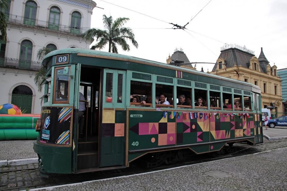 Bonde de Santos será gratuito nesta quarta para mulheres vestindo rosa
