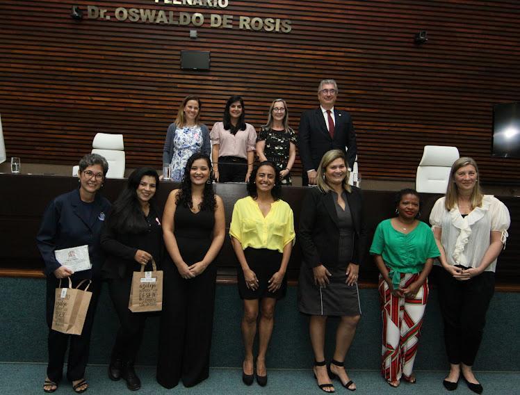 Educadoras de entidades de Santos são homenageadas pelo Dia do Professor